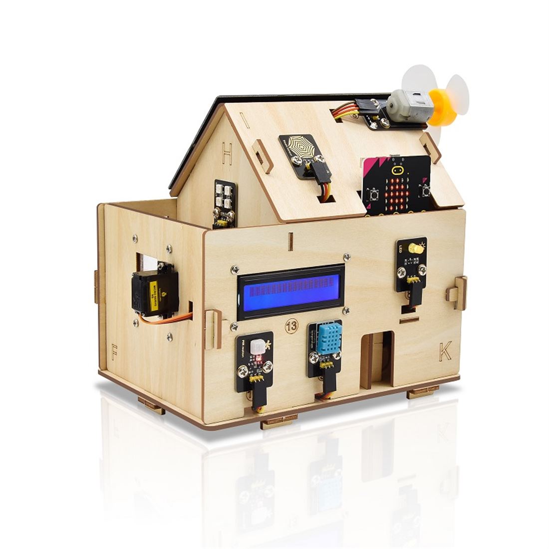 El Keyestudio Smart Home – micro:bit con MicroBlocks es un kit para domótica educativa que simula una casa inteligente con sensores y actuadores reales. Permite medir temperatura, humedad, luz, presencia y gas; además, muestra datos en LCD y acciona LEDs, servos, motores y zumbador. Todo se programa de forma visual con MicroBlocks, ideal para iniciar a tu alumnado (o club maker) sin barreras de sintaxis.